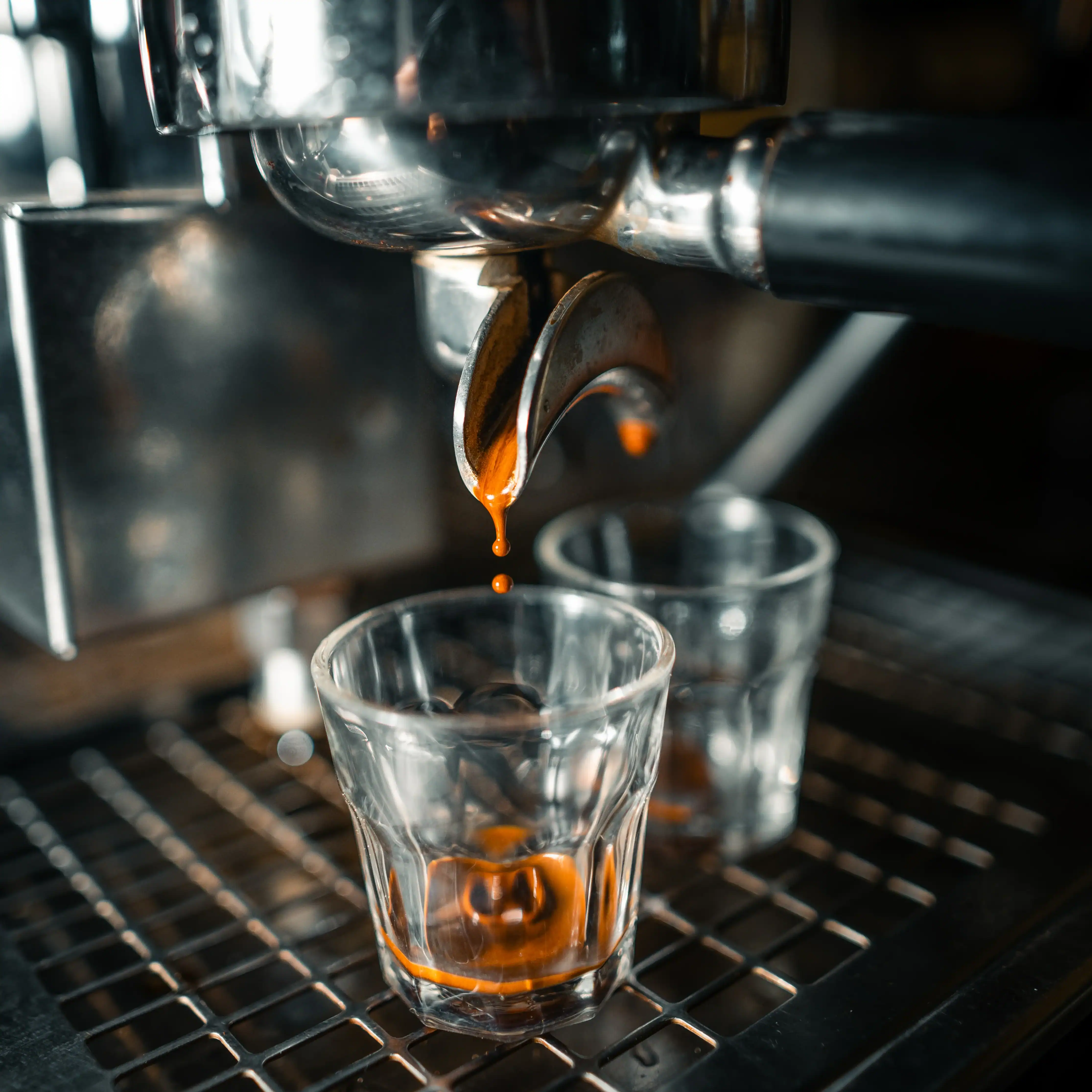 Kahve makinesinden taze espresso akıyor.